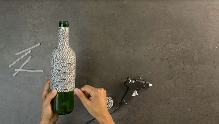 Omotávaná váza z láhve od vína: začněte omotávat