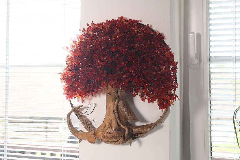 Je libo mít strom života s jasně červenými listy?