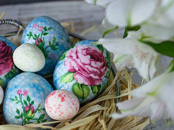 Decorating, Easter, Eggs, With, Decoupage, Technique., Eggs, In, A, Basket.