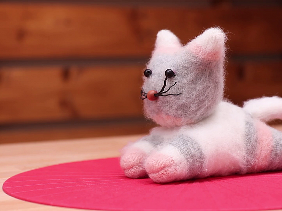Ušijte si nenáročného mazlíčka, koťátko z ponožek (Zdroj: Prima DOMA MEDIA, s.r.o.)