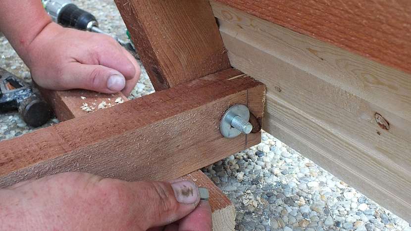 Jak vyrobit přístřešek na dřevo: spodek stříšky spojíme příčkou pomocí vratových šroubů