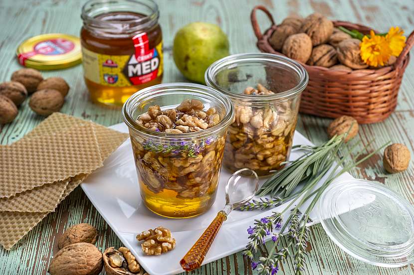 Ořechy v medu patří mezi zdravé pochoutky