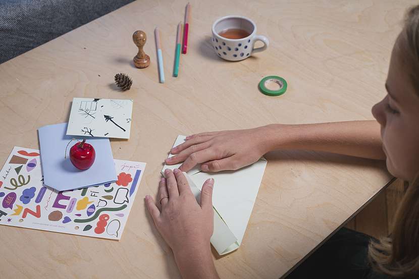 Roh zasuňte do „kapsičky”, která vznikla vpravo nahoře