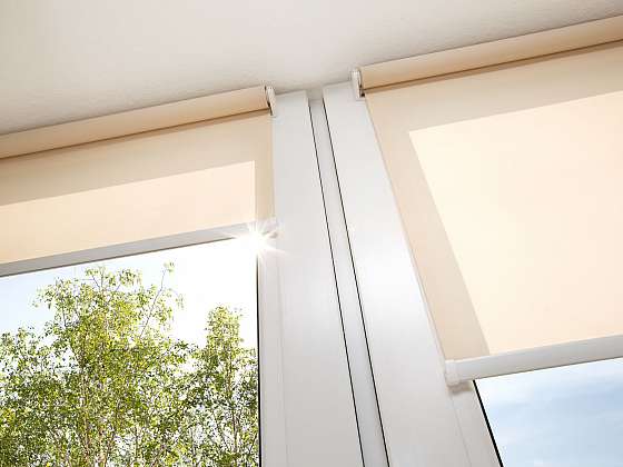 Chraňte svá okna před UV zářením třeba hustými roletami (Zdroj: depositphotos.com)