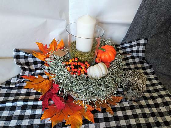 Podzimní dekorace na stůl navodí příjemnou hřejivou atmosféru (Zdroj: Adriana Dosedělová)