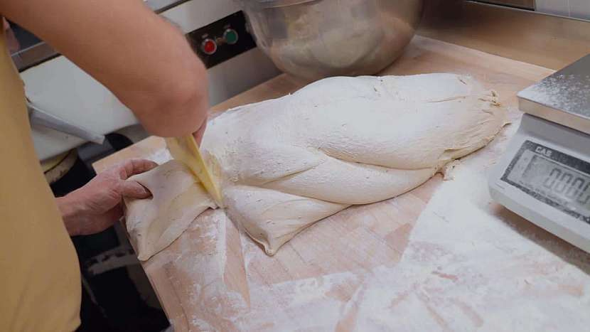 Těsto se rozdělí na stejně velké kusy