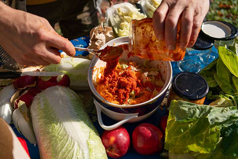 Nasekanou a rozmixovanou zeleninu smíchejte s pastou, které dodá správný říz chilli