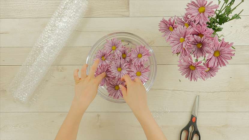 Jak udržet květiny pěkně na hladině: Plovoucí dekorace 1