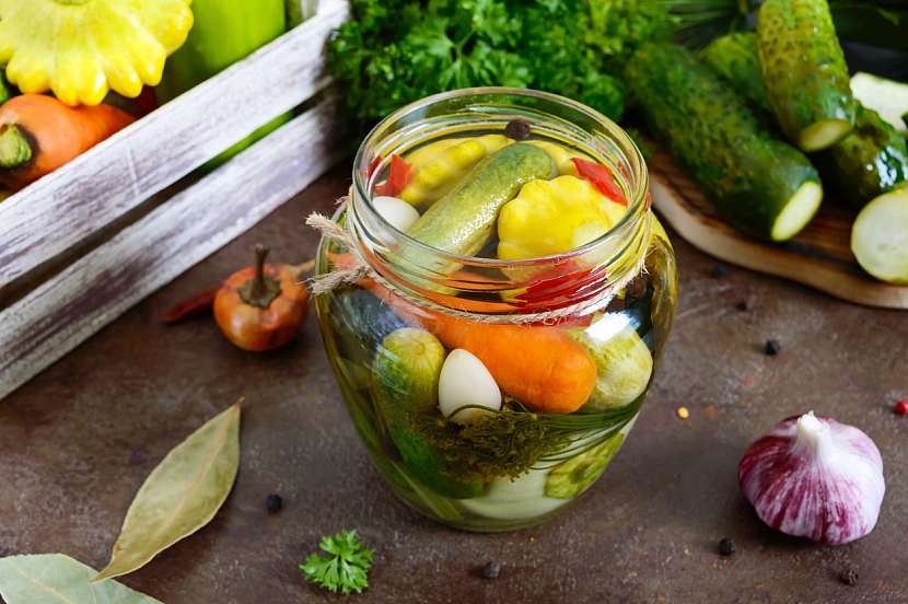 Nakládaná zelenina v pikantním nálevu: Okurky, cuketa i patison v jedné sklenici