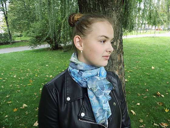Batikovaný šál je trendy a navíc i praktický na podzimní nošení (Zdroj: Adriana Dosedělová)