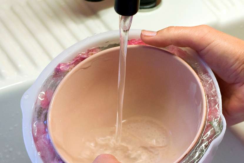 Do vnitřní misky nalijte teplou vodu, tím se miska uvolní