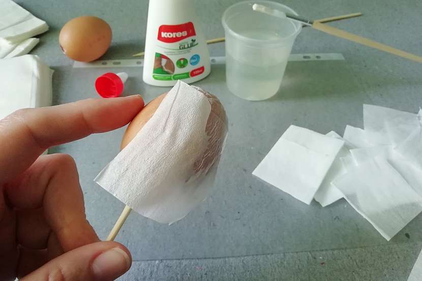 Nerozbitné kraslice: natřete vajíčko lepidlem