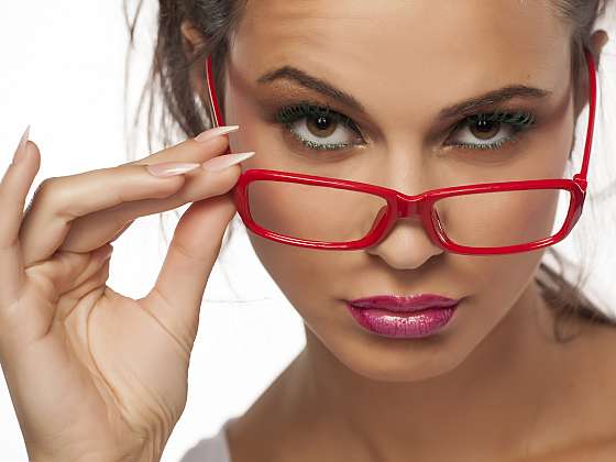 Dioptrické brýle vyžadují jiný přístup k líčení (Zdroj: Depositphotos (https://cz.depositphotos.com))