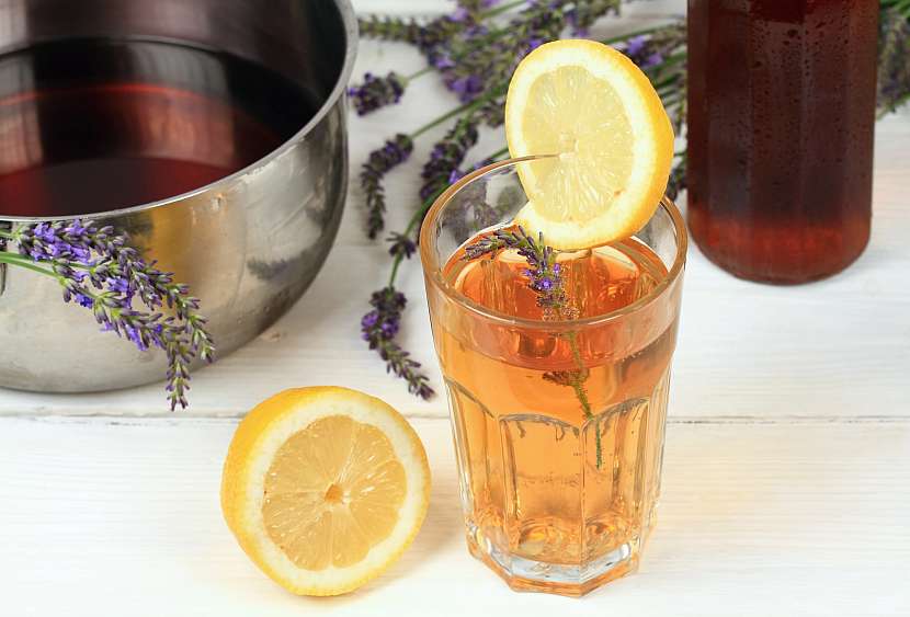 Levandulový sirup vyrobíte z levandule, plátků citronu a borůvek