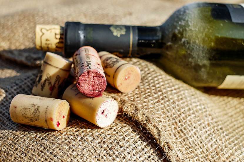 Láhve vína se uchovávají naležato, tak aby byl korek ponořen ve víně a nevyschl