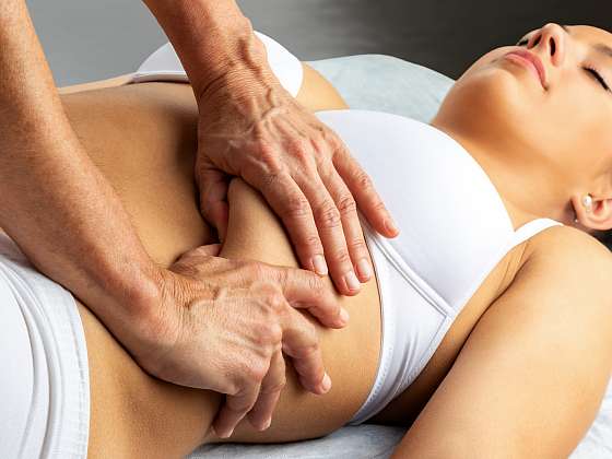 Jemná masáž vnitřních orgánů pomáhá při bolestech (Zdroj: Depositphotos (https://cz.depositphotos.com))