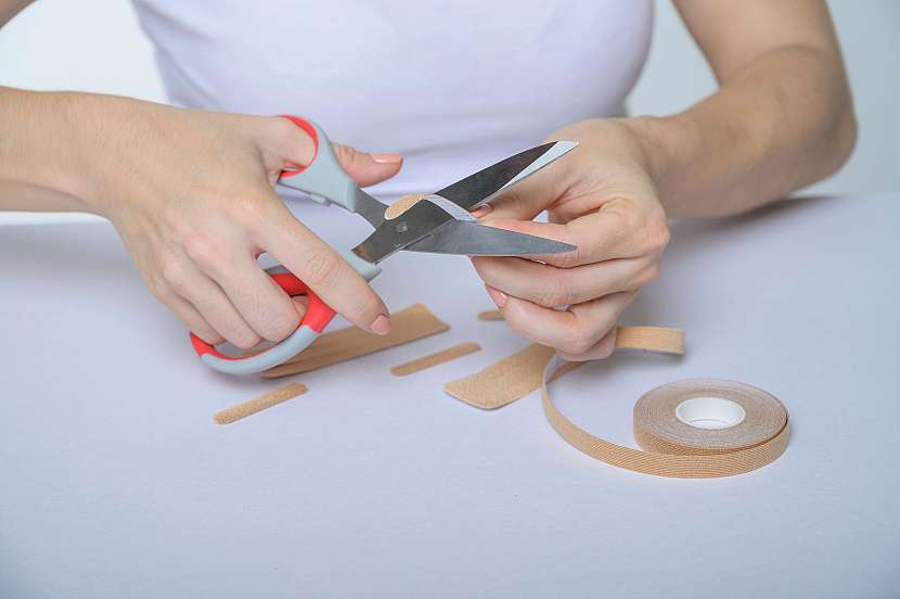 Kosmetické tejpy vycházejí z techniky kineziologického tejpování těla