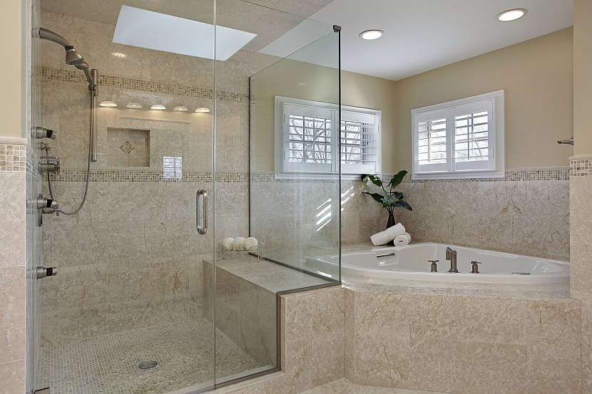 Moderní koupelna se sprchovým koutem a rohovou vanou