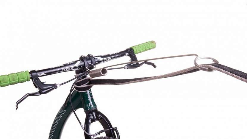 Bike anténa minimalizuje, že se vám vodítko zaplete do drátů předního kola