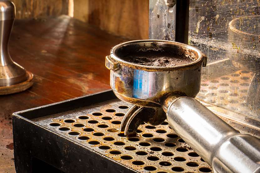 K častým chybám celé řady domácností je vymývání kávové sedliny v dřezu