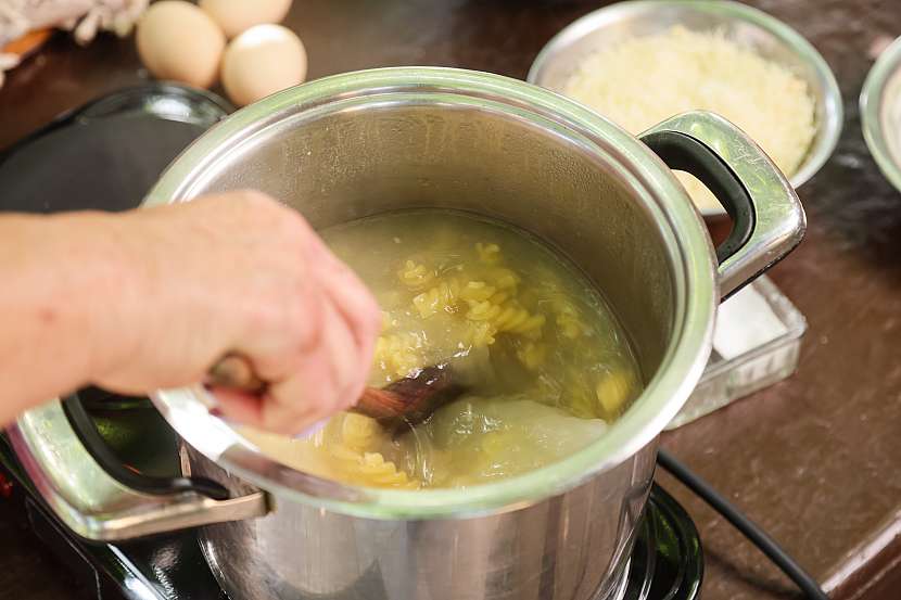 Těstoviny vařte ve vývaru po kuřeti, získají výtečnou chuť. 