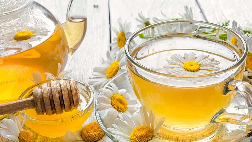 Heřmánkový čaj s kapkou medu vás uklidní