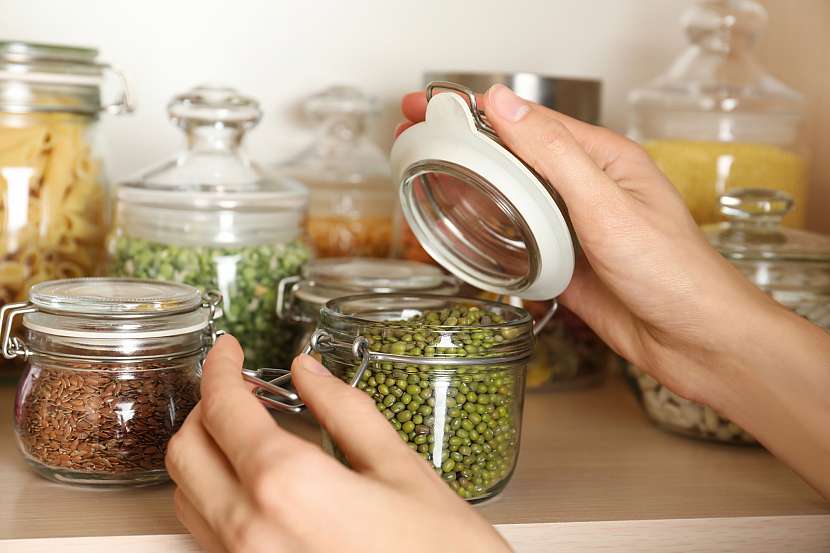 Luštěniny a jiné choulostivé potraviny mějte uložené ve vzduchotěsných nádobách