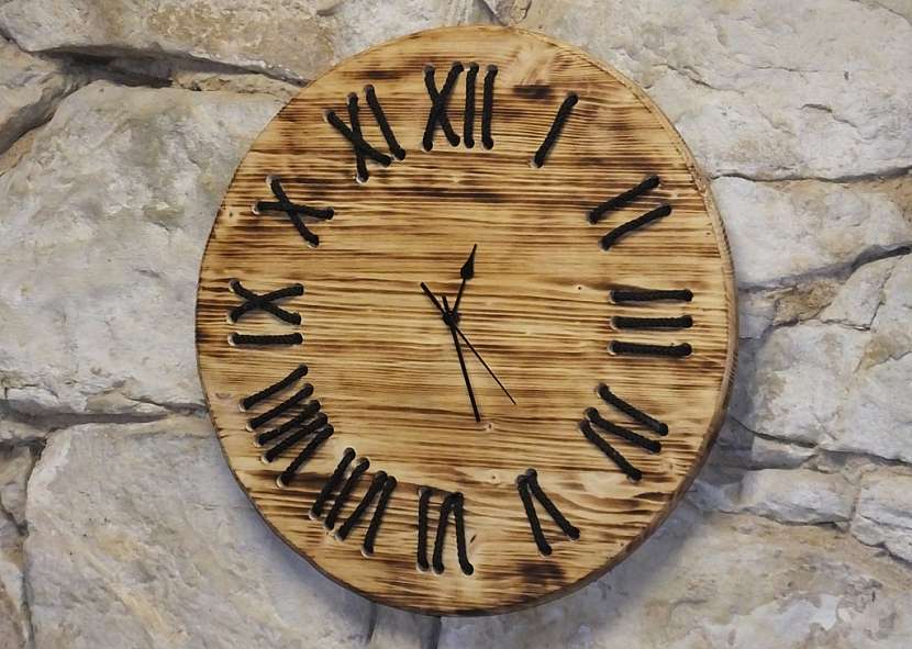 Zkuste si vyrobit jednoduché hodiny ze dřeva