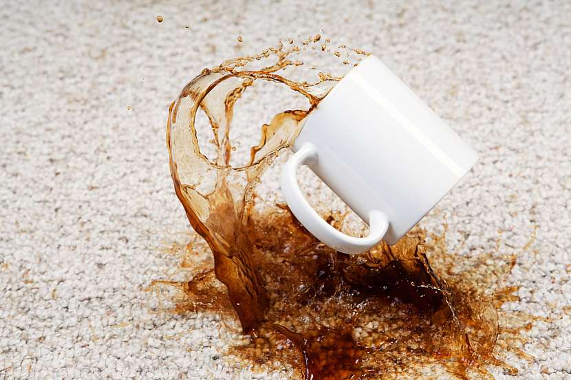 Kávu odstraňte čistým hadříkem namočeným v roztoku terpentýnu a alkoholu