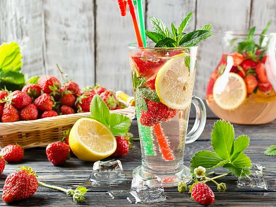 Letní drinky se neobejdou bez několika ingrediencí. A mezi ně patří také čerstvá perlivá voda (Zdroj: Depositphotos (https://cz.depositphotos.com))