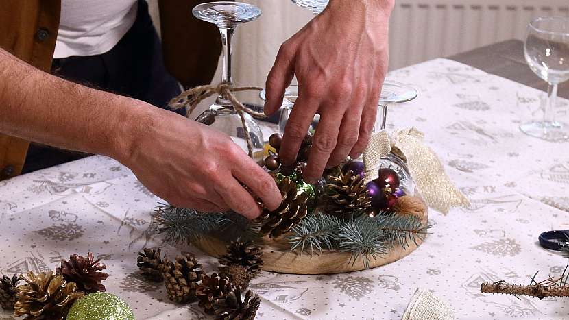 Vánoční svícen ze skleniček: prkýnko ozdobíme větvičkami, šiškami atd