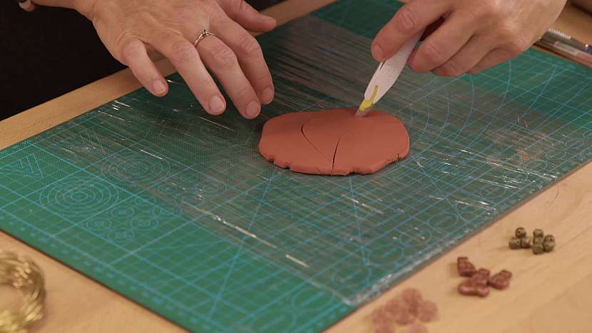 Z vyválené placky pak vyřízněte ptáčka