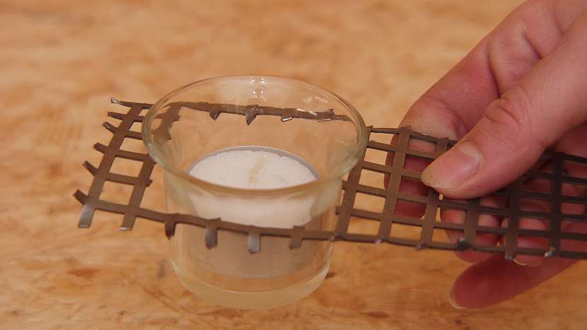 Stojánek na svíčky i ohříváček na čaj: vyzkoušíme tvar otvoru pro svíčky