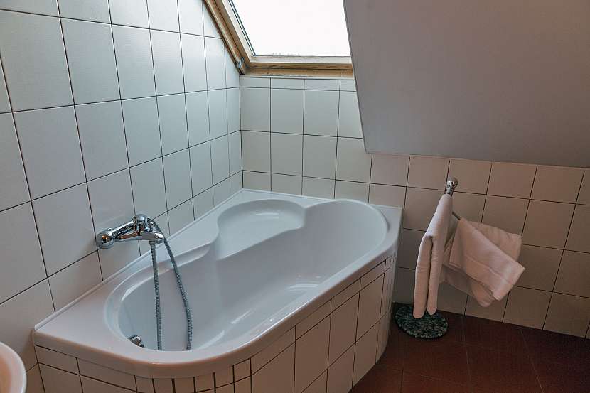 Akrylátová vana v koupelně se střešním oknem