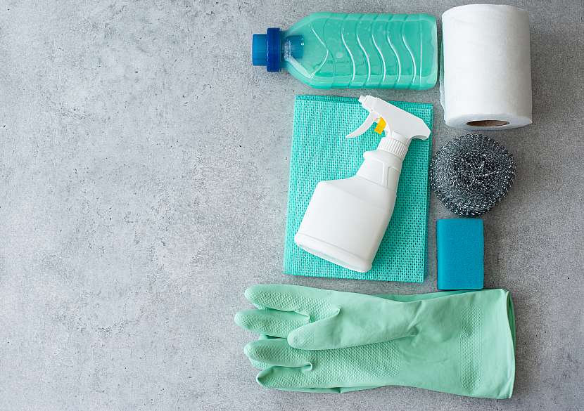 Vše, co potřebujete na pořádný úklid, tedy rukavice, dezinfekci, houbičku, drátěnku, papírové ručníky, hadřík a čisticí prostředek