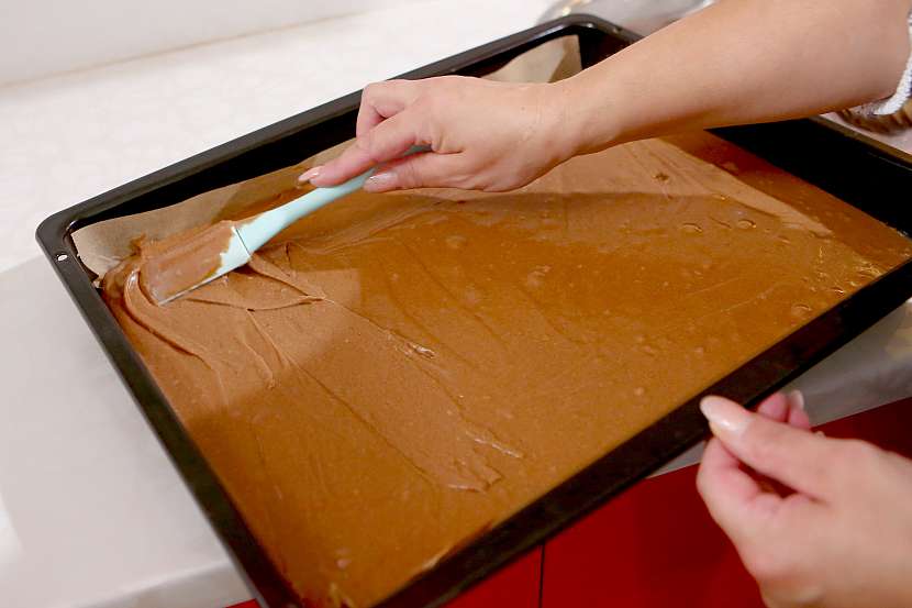 Řídké perníkové těsto rozetřete v pekáči vystlaném pečicím papírem