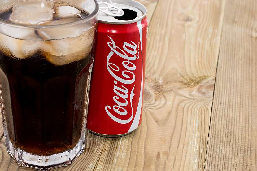  Coca cola dokáže připálený plech proměnit v čistý 