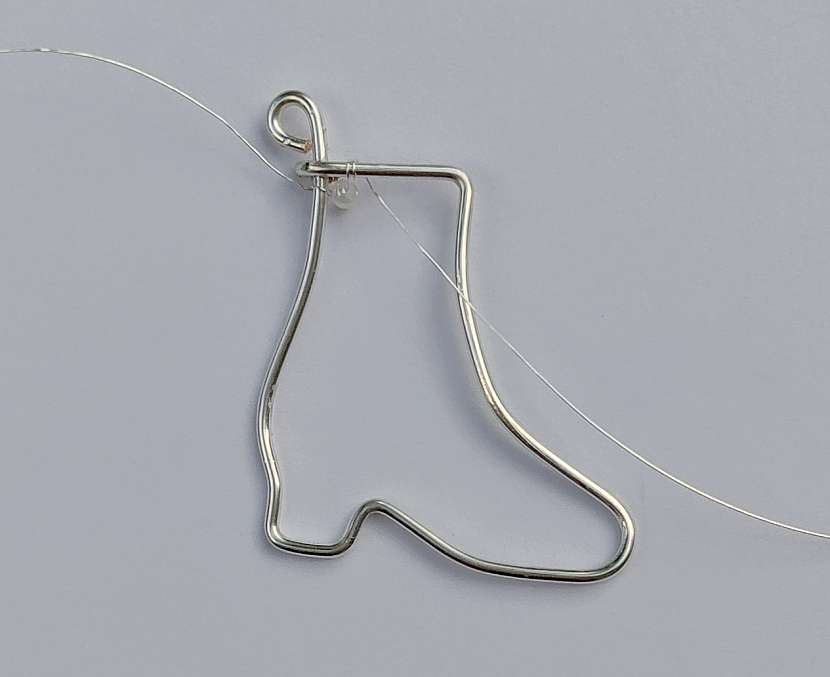 Začněte rám botičky zdobit bílými rokajly