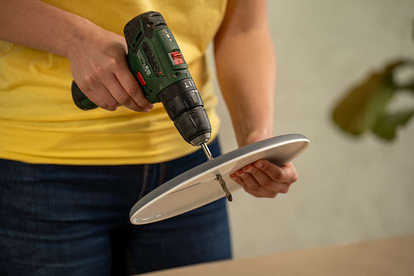 Do středu talířů vyvrtejte díru