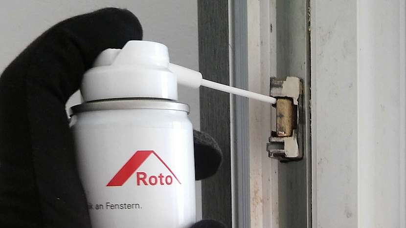 Nepodceňujte zimní údržbu zámků u vchodových dveří: promazání kování vchodových dveří