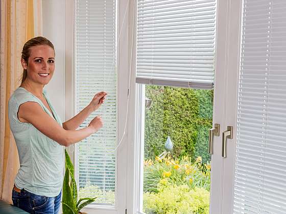 Zastínění oken pomocí žaluzií je jednou z  možností, jak si doma udělat útulnou pohodu (Zdroj: depositphotos.com)