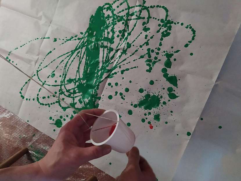 Kelímek vám začne po papíře malovat a vytvářet všelijaké obrazce