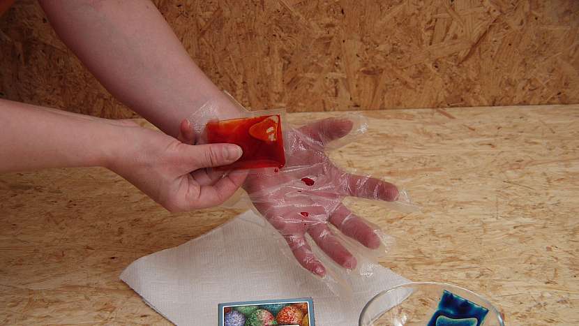 Mramorovavé kraslice: nakapejte pár kapek barvy na dlaň