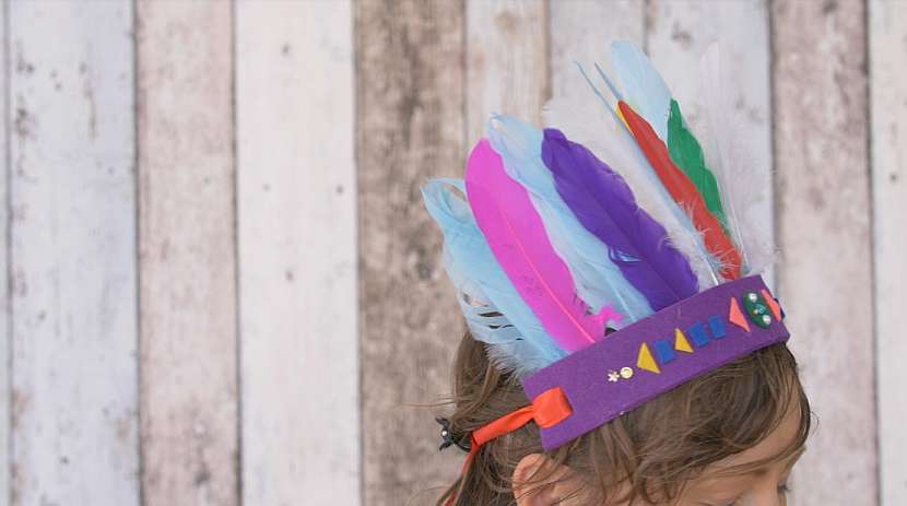 Indiánská čelenka z plsti a barevného peří