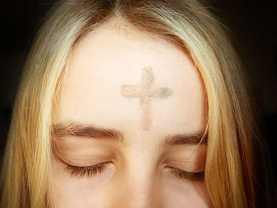 O Popeleční středě maluje kněz křížek na čelo (Zdroj: Depositphotos (https://cz.depositphotos.com))