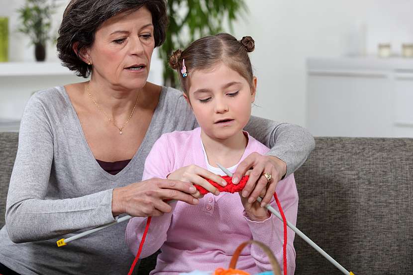 Jednoduché základní pletení zvládnou i děti