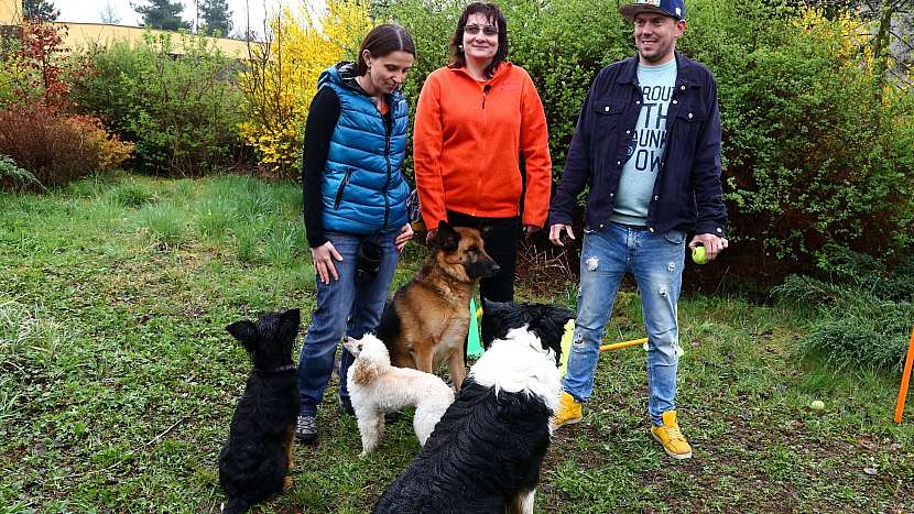 Odbornice na výcvik psů Lucie Kroppová a Miloslava Beranová s Láďou Hruškou