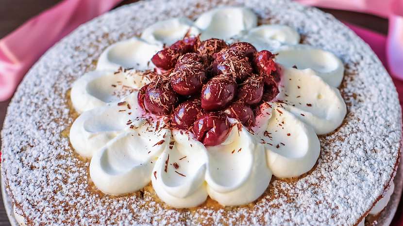 Recept na šlehačkový dort s višněmi: místo višní použije třešně, ostružiny, maliny, borůvky, brusinky či jahody