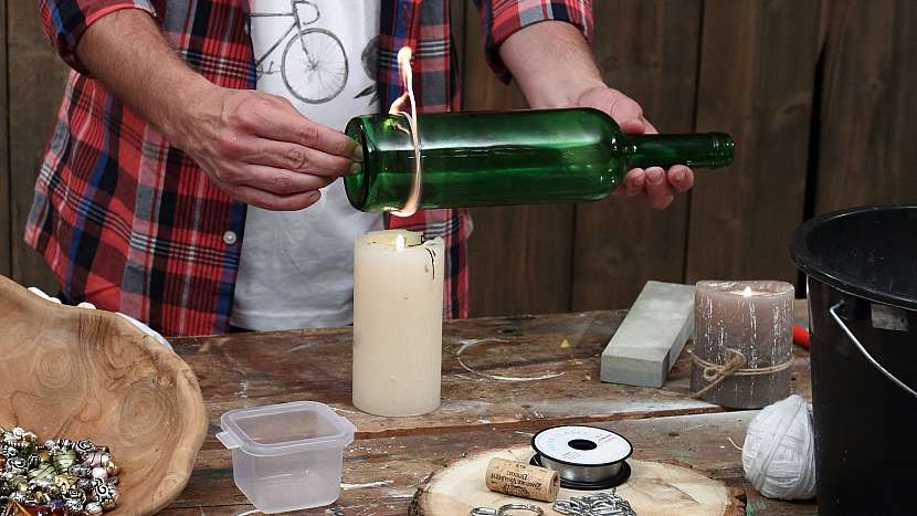 Jak vyrobit zvonkohru: nejprve oddělíme dno láhve