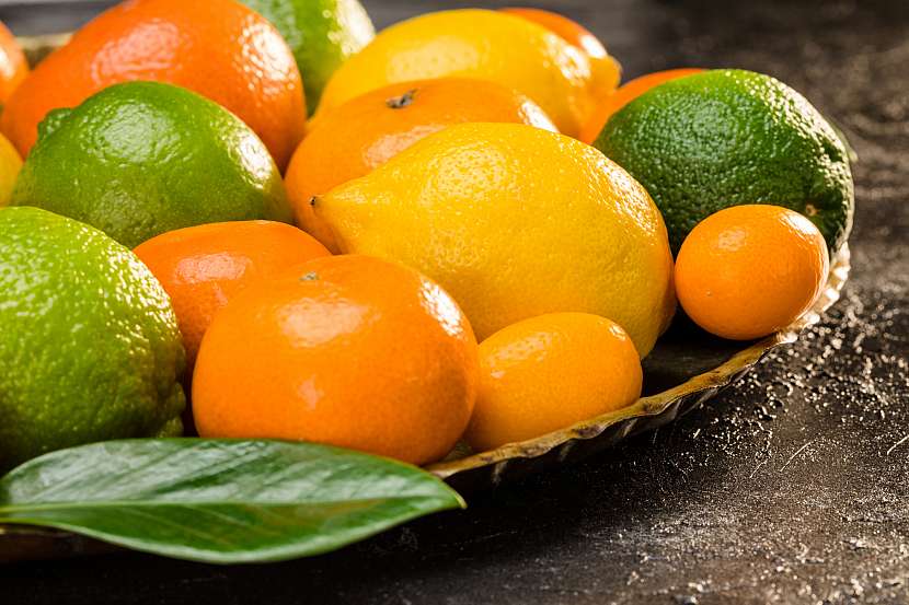 Pomeranče, a obecně ani ostatní citrusy, se pro pečené dezerty moc nehodí. Mají totiž tendenci se při pečení vysušit